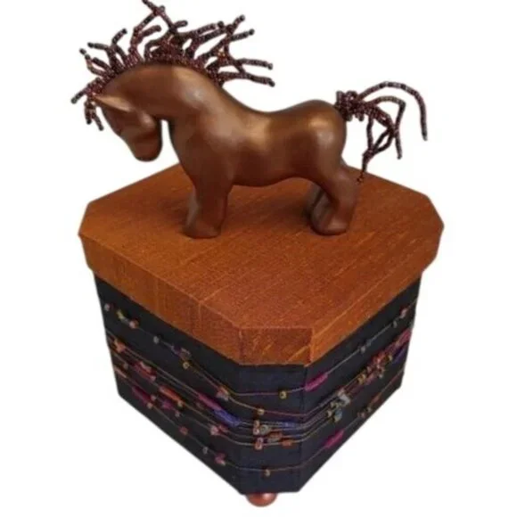 Handmade Crafted Sculptured Beaded Horse Box Keepsake Signed 2010 - Picture 3 of 6
